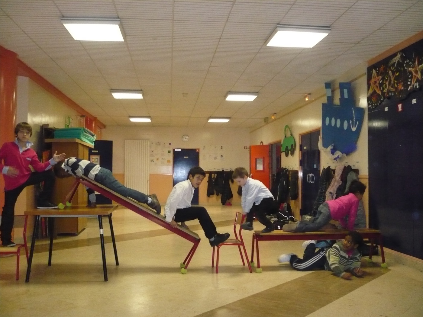Enfants improvisant dans une salle