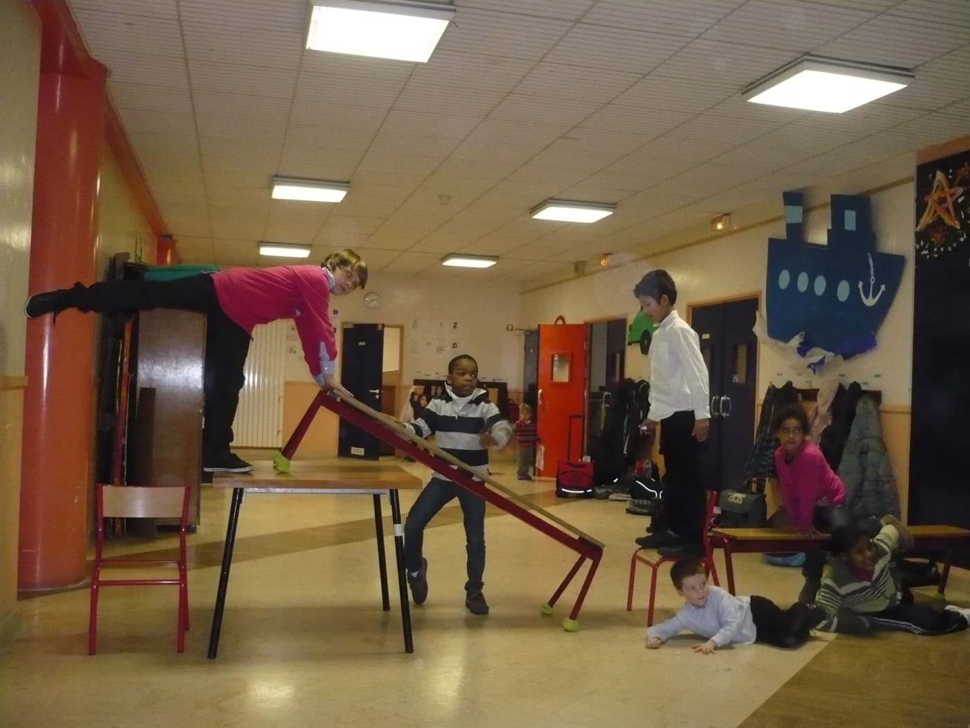 Enfants construisant une scène collective pendant l'atelier