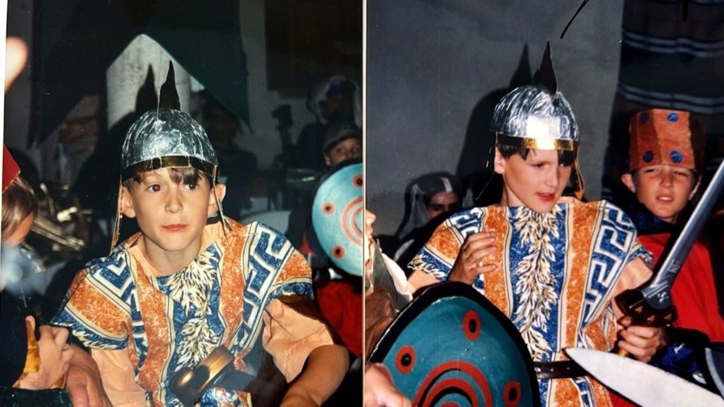 Enfants en costumes dans un univers d'imaginaire théâtral