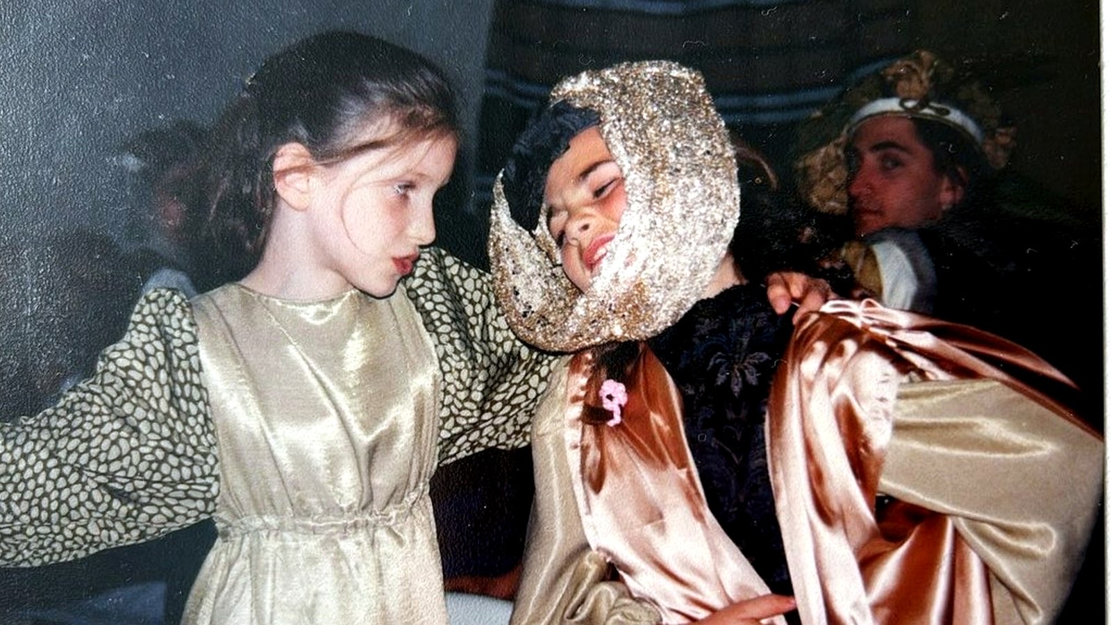 Enfants en costumes dans une scène expressive