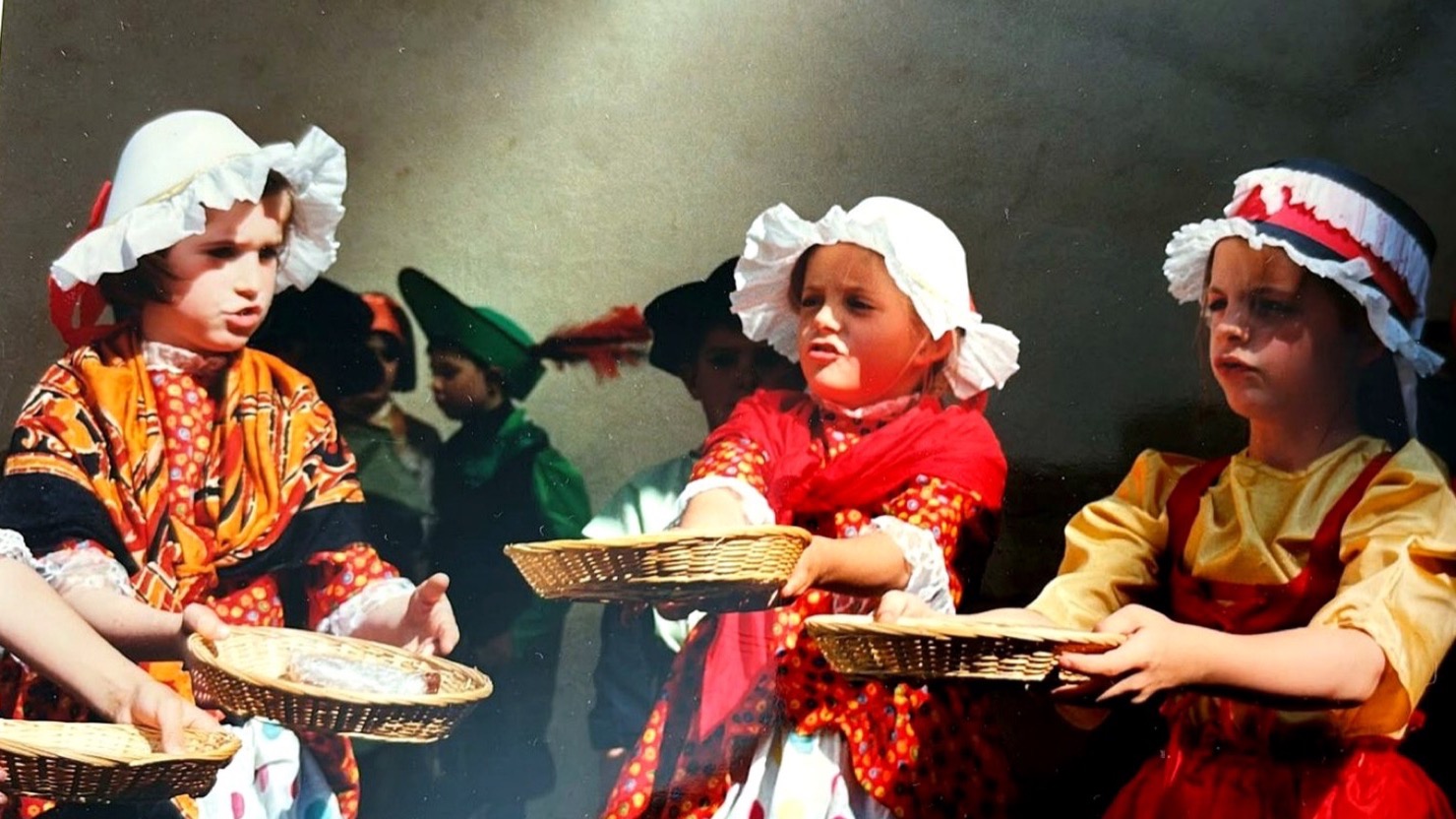 Enfants en costumes pendant un spectacle de théâtre musical