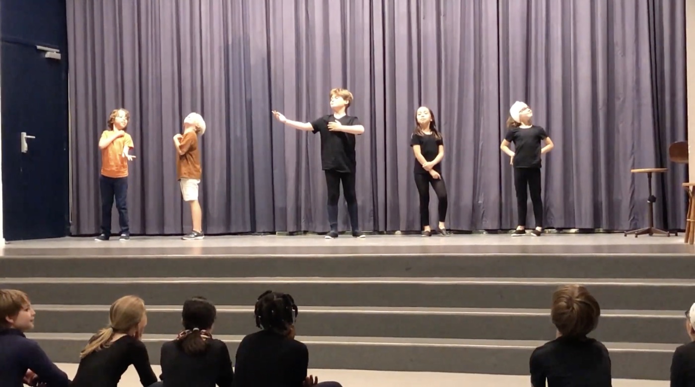 Enfants jouant devant un rideau de théâtre